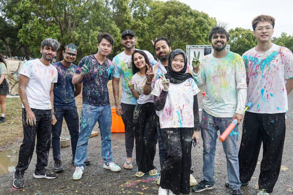 holi festival%E5%8F%88%E7%A8%B1%E7%81%91%E7%B4%85%E7%AF%80 %E8%89%B2%E5%BD%A9%E7%AF%80 %E4%BA%BA%E5%80%91%E4%B8%8D%E5%88%86%E6%80%A7%E5%88%A5 %E5%B9%B4%E9%BD%A1 %E6%97%8F%E7%BE%A4%E8%88%87%E9%9A%8E%E7%B4%9A %E7%94%A8%E4%BA%94%E9%A1%8F%E5%85%AD%E8%89%B2%E7%9A%84%E9%A1%8F%E6%96%99%E4%BA%92 1024x680 1