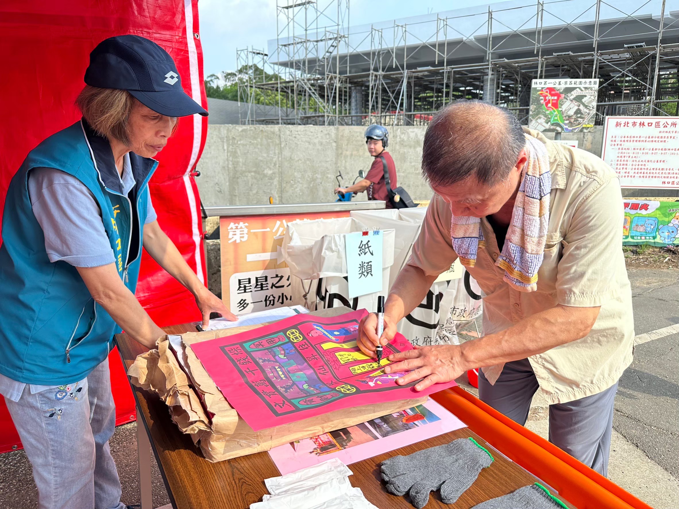 清明掃墓祭祖更便利 林口公所服務站3/28啟動 11 《圖說》林口區公所於掃墓期間,每日上午7時至15時,在林口區第1公墓入口處設置「清明掃墓服務站」提供多項服務。〈林口區公所提供〉