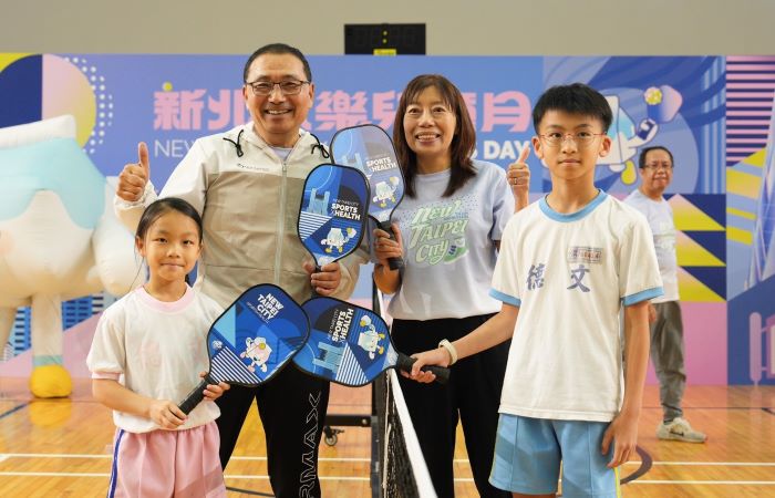 動健康喝營養玩學習 新北兒童節幸福體驗再升級 16 《圖說》市長侯友宜與學童揮拍互動,氣氛熱絡右右。〈教育局提供〉