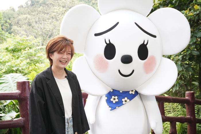 新北客家桐花祭4月登場 「發桐醬」七區接力迎五月雪 5 《圖說》客家局長劉冠吟與桐花祭最萌吉祥物「發桐醬」桐樂。〈客家局提供〉