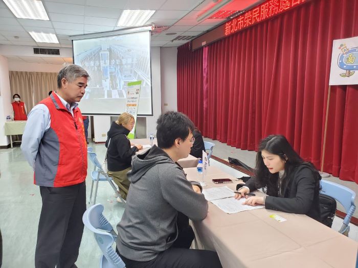 助退除役官兵轉銜職場 新北榮服處攜手日月光強化媒合機制 3 《圖說》新北榮服處長林振生關懷退除役官兵求職情形,展現對官兵就業服務的重視。〈新北榮服處提供〉