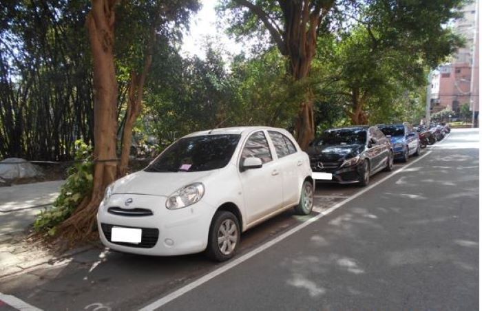 《圖說》永和區四維街路邊停車格夾單宣導自4月起收費管理。〈交通局提供〉