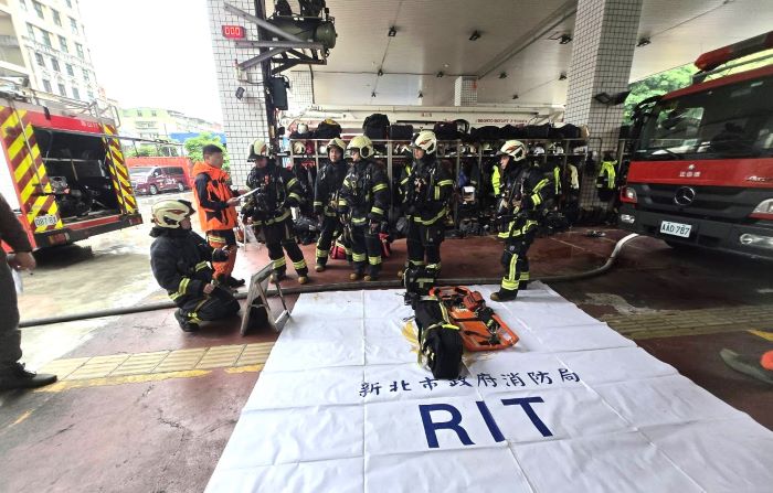 《圖說》強化消防人員在火場極端環境下的自救與互救能力，新北消第一大隊今日辦理「RIT（Rapid Intervention Team）快速救援小組」進階複訓。〈第一大隊提供〉