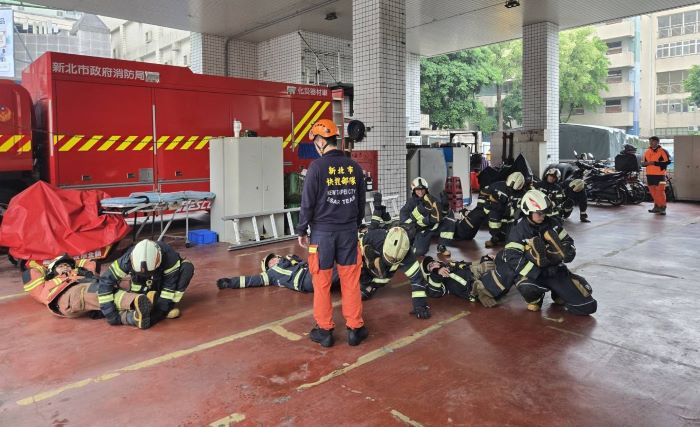《圖說》新北消第一大隊「RIT（Rapid Intervention Team）快速救援小組」進階複訓，目的在有效縮短救援啟動時間，提高真實災場生存機率。〈第一大隊提供〉