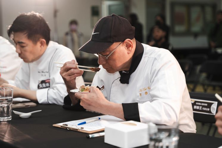 經典傳統PK職人創新 新北「黑白切」決賽登場 16 《圖說》此次賽制採公平、公正的「盲吃評比」機制進行料理較勁,評審於不揭露店家資訊的情況下品評,專注於風味、口感與整體呈現,回歸料理本質。〈經發局提供〉