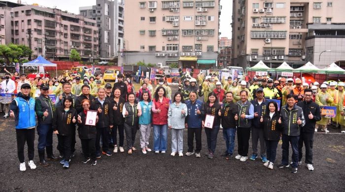 颱洪地震情境實兵操演 中和提升全民防災韌性 5 《圖說》中和區公所「颱洪暨地震複合式災害防救演練」合影,前排中紅背心者為區長楊薏霖。〈中和區公所提供〉