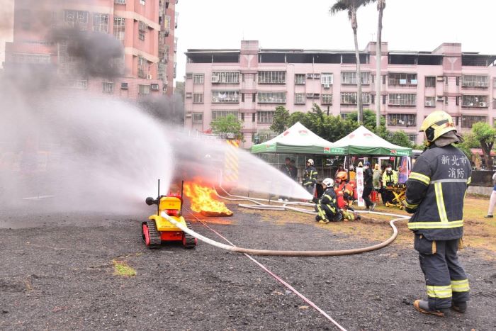 颱洪地震情境實兵操演 中和提升全民防災韌性 6 《圖說》防救演練讓更多民眾能就近參與,將防災觀念深植於日常生活之中,逐步提升全民防災意識。〈中和區公所提供〉