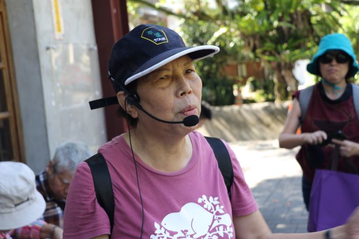 《圖說》礦工的女兒楊桂馨對稱為「黑金」的煤礦充滿了愛恨情仇  她為遊客導覽菁桐女路非常深入到味。〈社會局提供〉