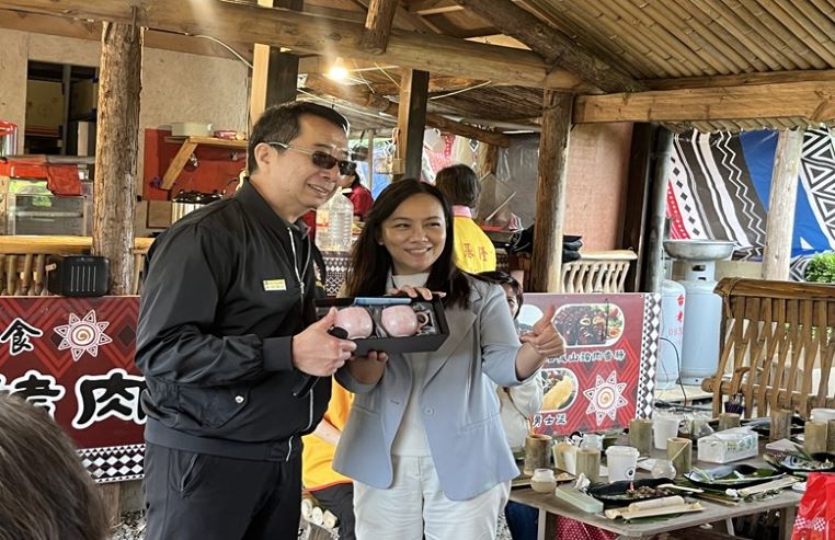 《圖說》方正處長贈原住民族行政處辜雯華處長紀念杯。〈基隆榮服處提供〉