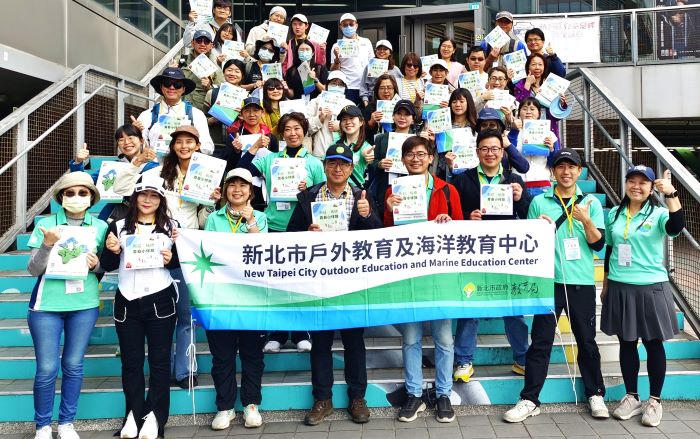 「青春小伴旅」學習地圖 新北教師從教室走向城市 5 《圖說》青春小伴旅-板新路線:全市教師增能研習出發前合照。〈教育局提供〉