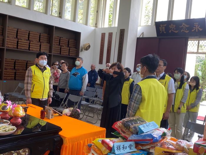 《圖說》板橋榮家舉辦115年清明祭祀暨祈福法會，由家主任陳桂美擔任主祭，在莊嚴肅穆氛圍中向先賢靈位致上最深敬意，展現飲水思源、慎終追遠的人文精神。〈板橋榮家提供〉