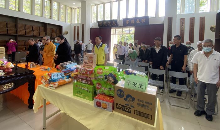 飲水思源慎終追遠 板橋榮家清明祭祀莊嚴肅穆 4 《圖說》法師主持祈福法會,祈願先賢英靈安息長存,並為現住長輩與員工祈福消災。〈板橋榮家提供〉