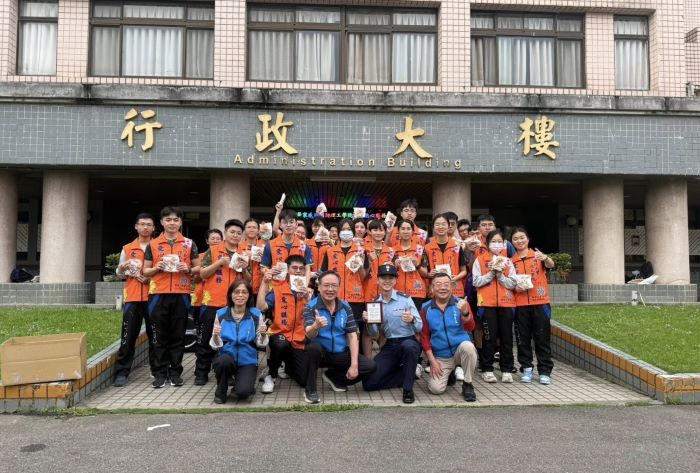 實踐無私服務精神 國防大學師生前進八德榮家整潔環境 3 《圖說》八德榮家主任酆世俊〈前排中〉、副主任〈前排右〉及同仁於行政大樓前與國防大學師生志工團隊合影留念。〈八德榮家提供〉