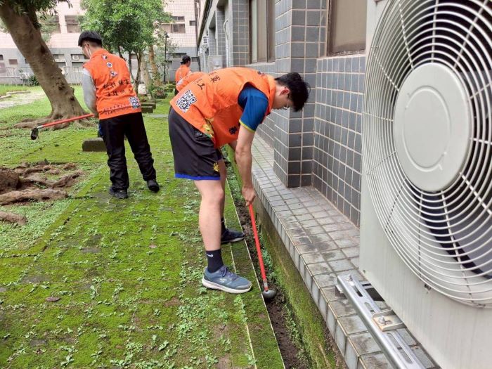 實踐無私服務精神 國防大學師生前進八德榮家整潔環境 16 《圖說》國防大學師生組成志工團走進八德榮家,主動投入各項服務工作,手持工具細心清理排水溝及周邊環境,展現青年學子熱心服務與無私奉獻的精神。〈八德榮家提供〉