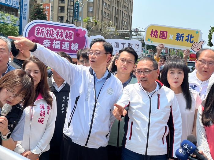 新北桃園攜手推動新桃林線 「一車到底」通勤省40分鐘 14 《圖說》新北、桃園雙市長實地瞭解路線規劃。〈捷運局提供〉