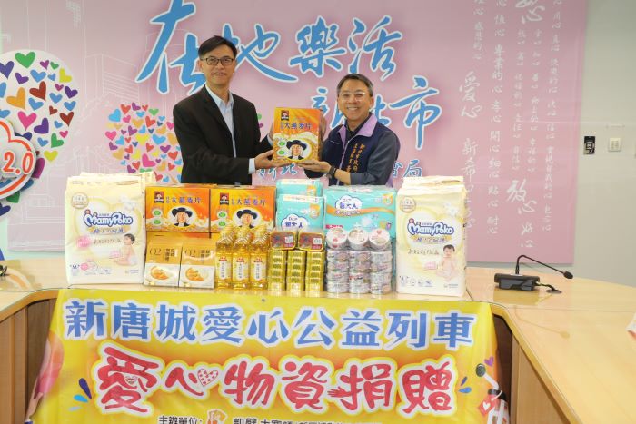 響應愛心平台助弱勢 新唐城客製民生物資送暖 5 《圖說》新唐城有線電視總經理廖咸隆代表公司捐贈,由社會局主任秘書黃逢明〈右〉代表受贈。〈社會局提供〉,