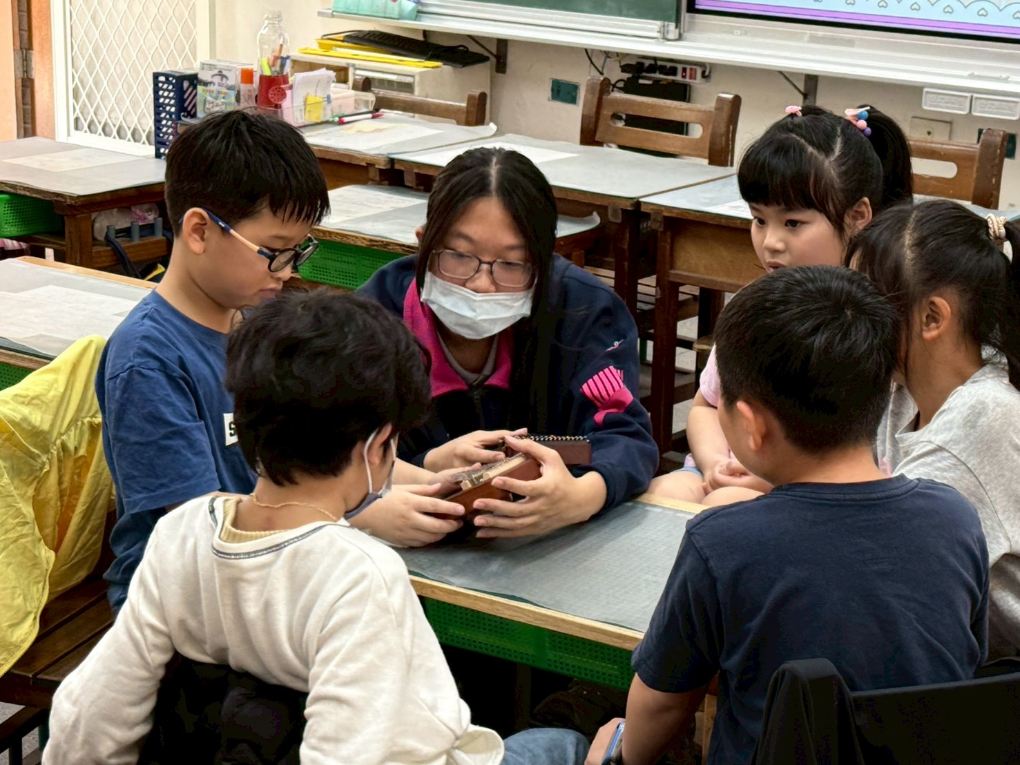 二信高中林可薰攜手拇指琴社回母校分享保長國小7個核心習慣 12 LINE ALBUM 1150410%E4%BF%9D%E9%95%B7%E5%9C%8B%E5%B0%8F%E5%B1%95%E6%BC%94 260410 3