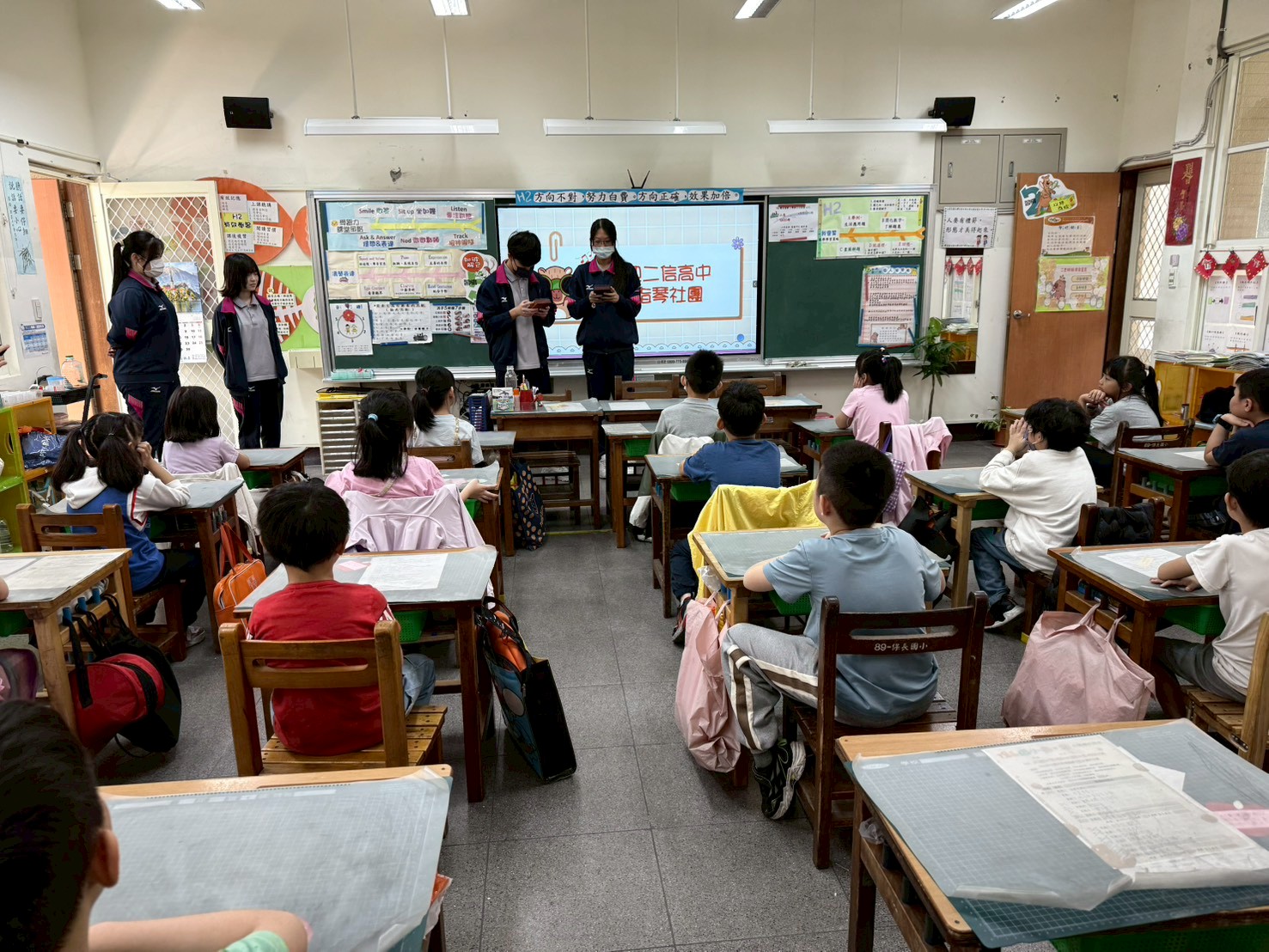 二信高中林可薰攜手拇指琴社回母校分享保長國小7個核心習慣 13 LINE ALBUM 1150410%E4%BF%9D%E9%95%B7%E5%9C%8B%E5%B0%8F%E5%B1%95%E6%BC%94 260410 7