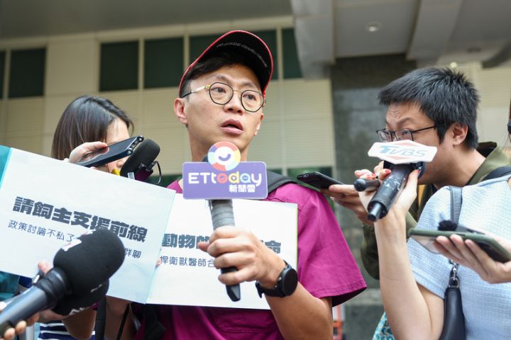 寵物用藥新制擬改「公告制+雙軌供藥」 研商會逾七成同意暫緩上路 2 中華民國獸醫內科醫學會理事長鍾昇樺(中)呼籲,在寵物用藥新制配套未完備前,希望能夠暫緩施行。圖/中央社