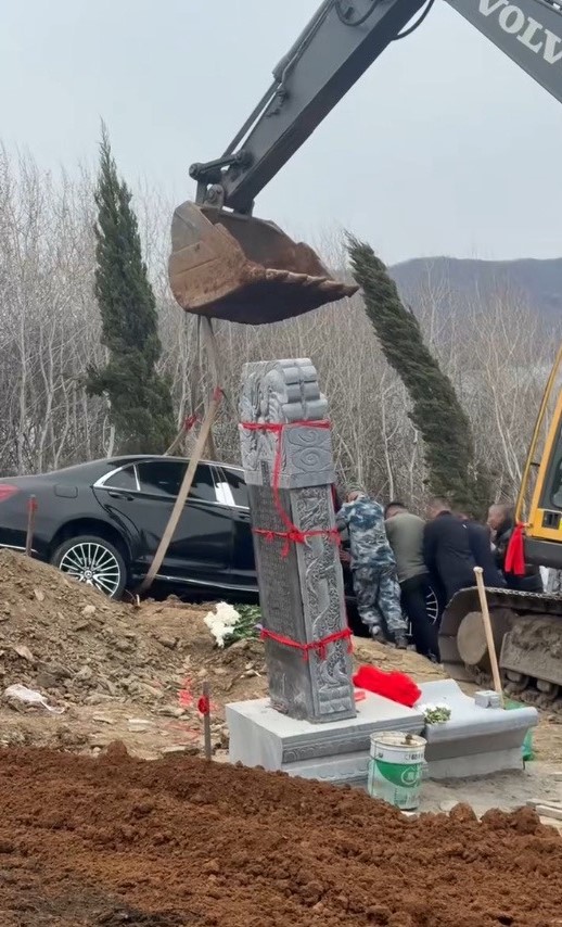  大陸瀋陽湯河鎮瓦子溝村一處荒山，在祭祀過程中出現更換墓碑及填埋豪車行為。圖/取自《中國新聞周刊》