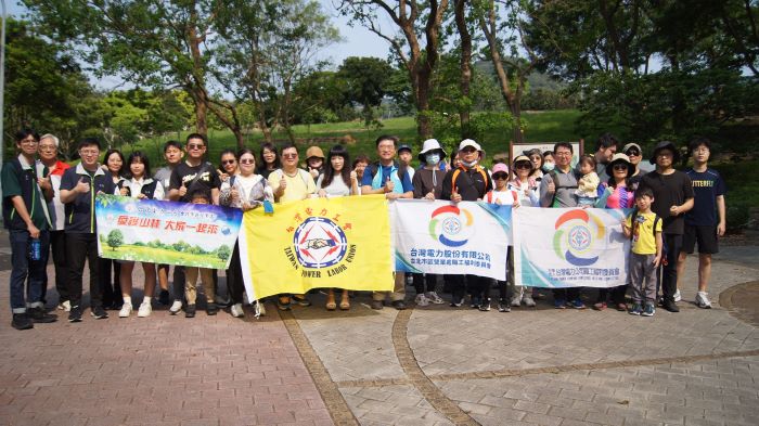 倡議自然共好 台電北市區處攜手家屬守護山林 4 《圖說》響應「自然共好」,台電台北市區營業處同仁與家屬齊聚大溝溪步道愛護環境。〈台電台北市區處提供〉