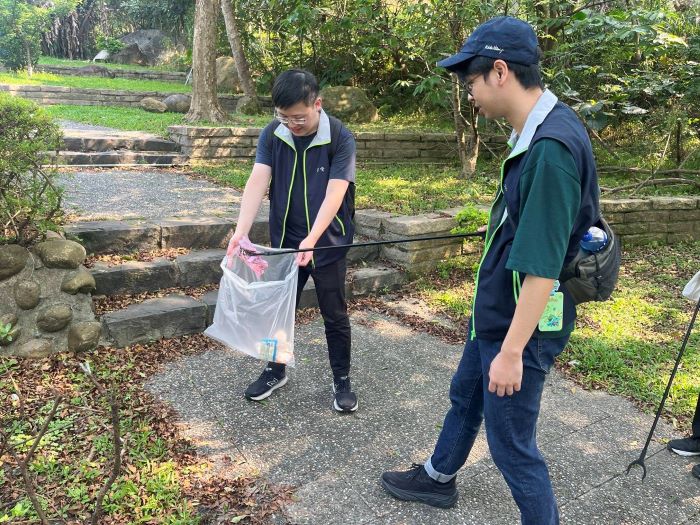 倡議自然共好 台電北市區處攜手家屬守護山林 5 《圖說》台電同仁齊心清理大溝溪步道垃圾 以行動實踐守護山林精神。〈台電台北市區處提供〉