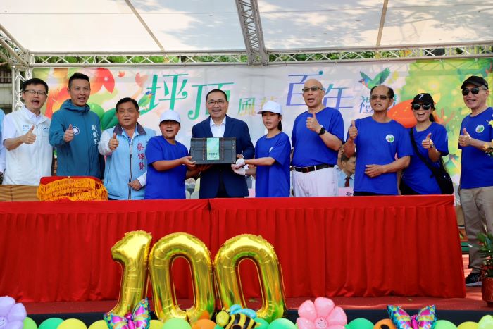 坪頂國小百年校慶新篇章 時光寶盒封存跨世代祝福 6 《圖說》市長侯友宜到場祝賀,與師生、家長一同參與「百年時光寶盒」儀式,為學校寫下跨世代的祝福與期待,左一教育局長張明文。〈教育局提供〉