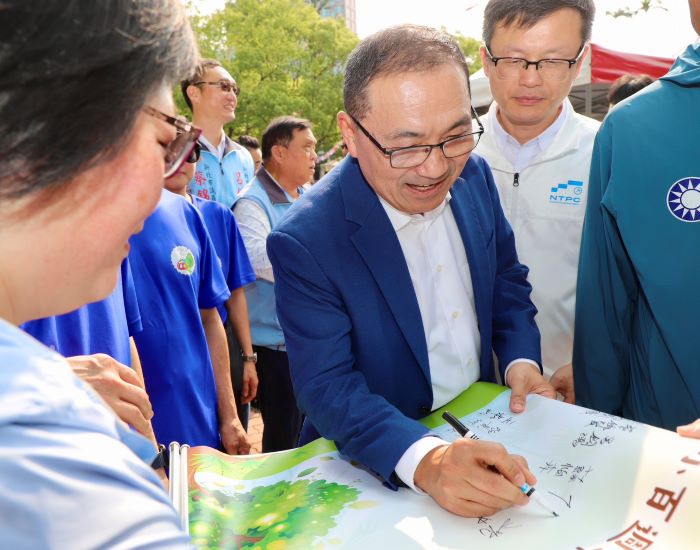 坪頂國小百年校慶新篇章 時光寶盒封存跨世代祝福 7 《圖說》侯友宜市長簽名祝福坪頂國小百年校慶圓滿成功,右一教育局長張明文。〈教育局提供〉