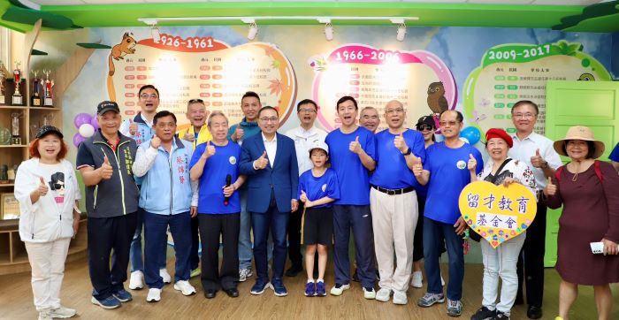 坪頂國小百年校慶新篇章 時光寶盒封存跨世代祝福 8 《圖說》「坪頂風華・百年禮讚」校史室,完整記錄學校百年來的辦學軌跡與珍貴記憶,不少校友駐足於老照片前,重溫童年時光,也看見母校一路走來的光榮與傳承。〈教育局提供〉