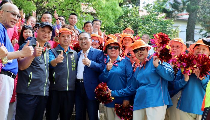 坪頂國小百年校慶新篇章 時光寶盒封存跨世代祝福 10 《圖說》新北市淡水區坪頂國小今日舉辦100週年校慶暨社區聯合運動會,以「坪頂風華、百年禮讚」為主題,廣邀歷屆校友與社區民眾齊聚。〈教育局提供〉