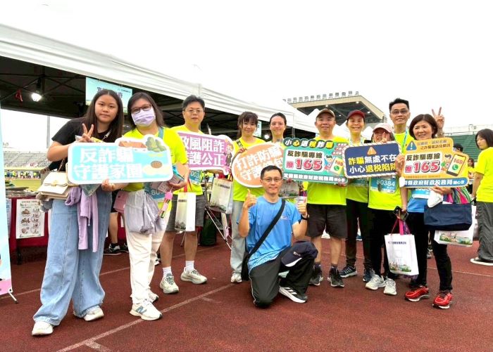 《圖說》宜蘭縣政府文化局今日結合「杏輝宜蘭馬拉松」活動設攤宣導，讓防詐與反賄意識深入各年齡層，達到寓教於樂之效。〈文化局提供〉