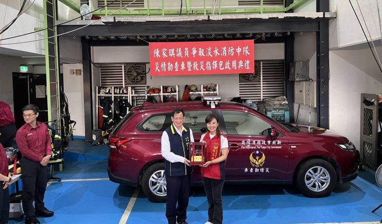 《圖說》消防局長陳崇岳〈左〉回贈紀念品。〈消防局提供〉