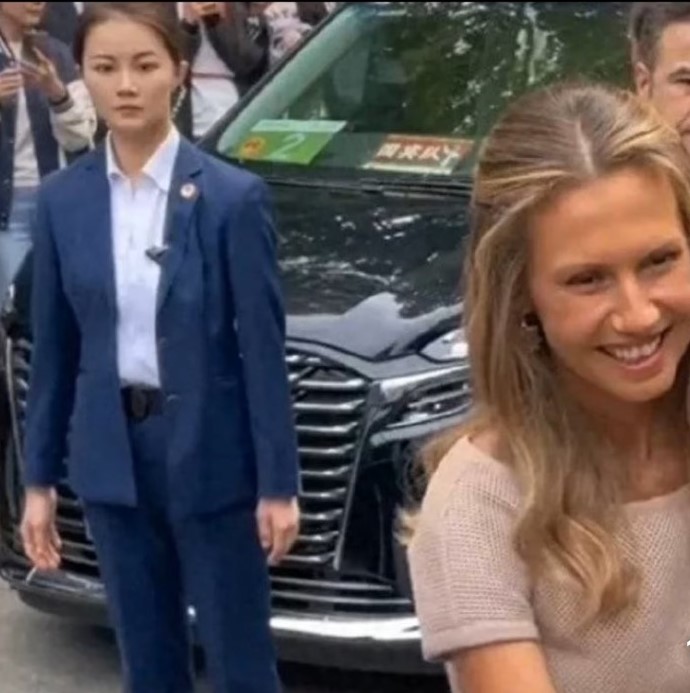  嚴月霞（左）曾參與利亞總統夫人阿斯瑪·阿塞德（右）等多國重要人士維安任務。圖/取自影片