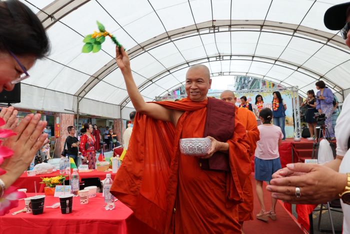 多元文化節串聯異國風情 新北緬甸新年浴佛熱鬧登場 9 《圖說》「2026緬甸新年浴佛」今日在中和華新街舉行,恭請緬甸高僧祈福灑淨。〈文化局提供〉