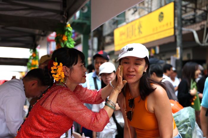 多元文化節串聯異國風情 新北緬甸新年浴佛熱鬧登場 10 《圖說》「2026緬甸新年浴佛」體驗攤位,讓民眾感受滿滿的異國風情。〈文化局提供〉