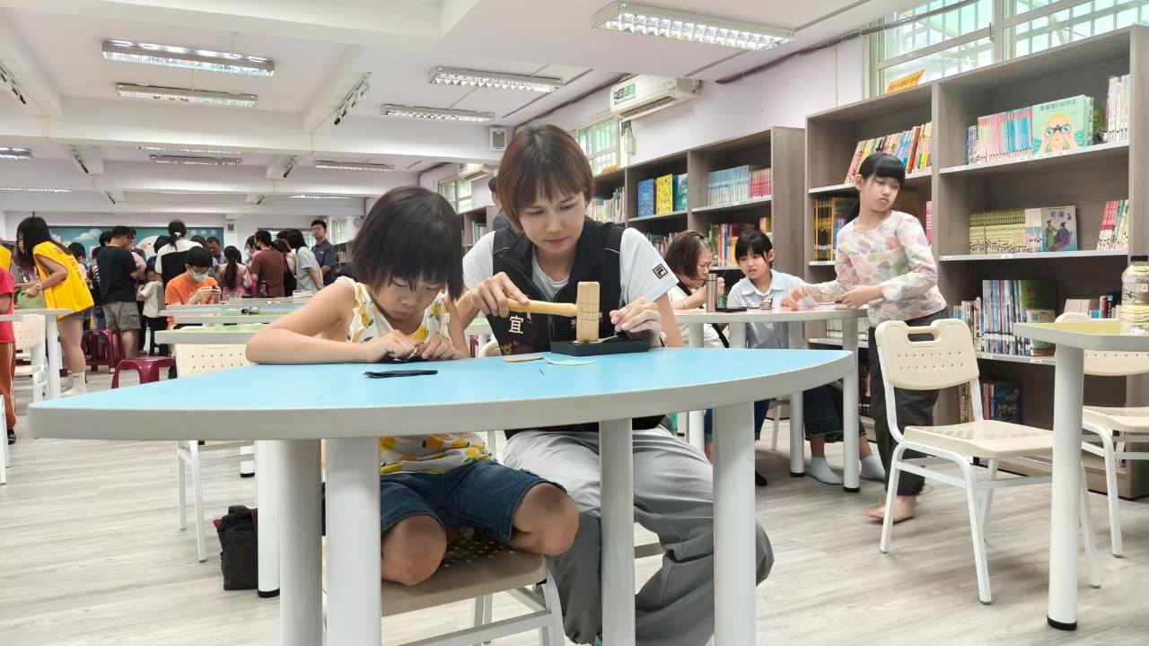 二信高中攜手東光國小舉辦「傳承創新愛基隆」親子鞋作體驗活動 9 LINE ALBUM 1150412%E6%9D%B1%E5%85%89%E5%9C%8B%E5%B0%8F%E8%A6%AA%E5%AD%90%E9%9E%8B%E4%BD%9C 260412 2