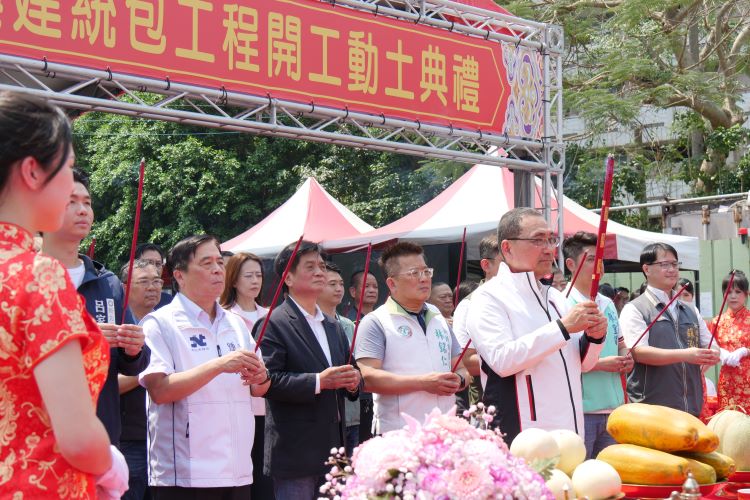 《圖說》三峽長福地下停車場開工動土典禮，侯友宜市長率員上香祈福開工順利，左二為交通局長鍾鳴時。〈交通局提供〉