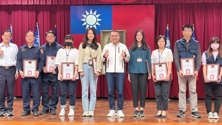 攔阻詐騙績效亮眼 侯友宜頒獎表揚有功人員 6 《圖說》市長侯友宜於治安會報頒獎表揚公共安全聯合稽查工作人員合影。〈警察局提供〉
