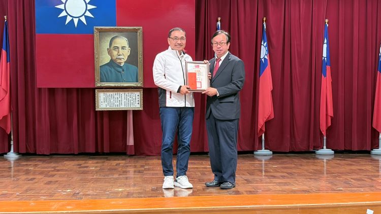 攔阻詐騙績效亮眼 侯友宜頒獎表揚有功人員 7 《圖說》市長侯友宜於治安會報頒獎表揚銀行攔阻詐欺案件有功人員。〈警察局提供〉