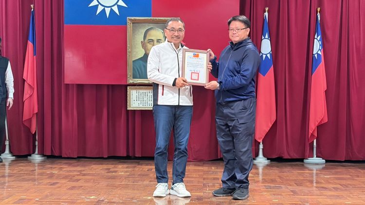攔阻詐騙績效亮眼 侯友宜頒獎表揚有功人員 8 《圖說》市長侯友宜於治安會報頒獎表揚公共安全聯合稽查工作人員。〈警察局提供〉