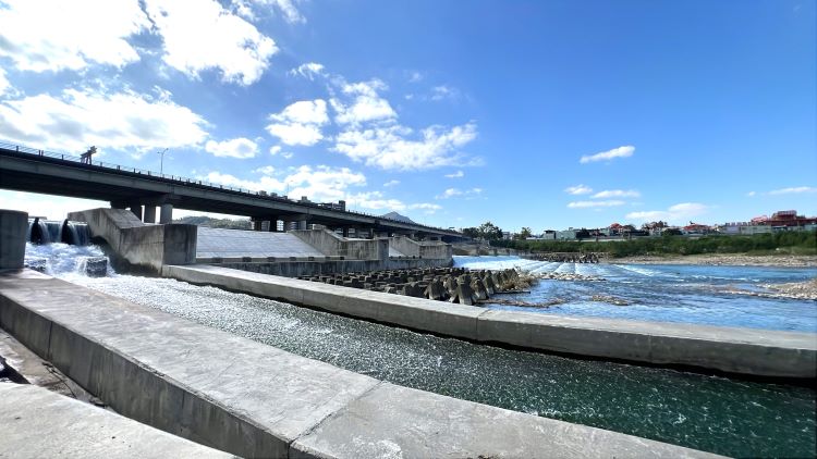 打造生態與休憩兼具水岸 碧潭堰再奪台灣景觀大獎 6 《圖說》「碧潭堰改善暨周邊環境營造」打造防洪、生態、環境教育及觀光四棲的優質水岸廊帶,形塑生態與人本共利之濱溪遊憩廊道。〈水利局提供〉