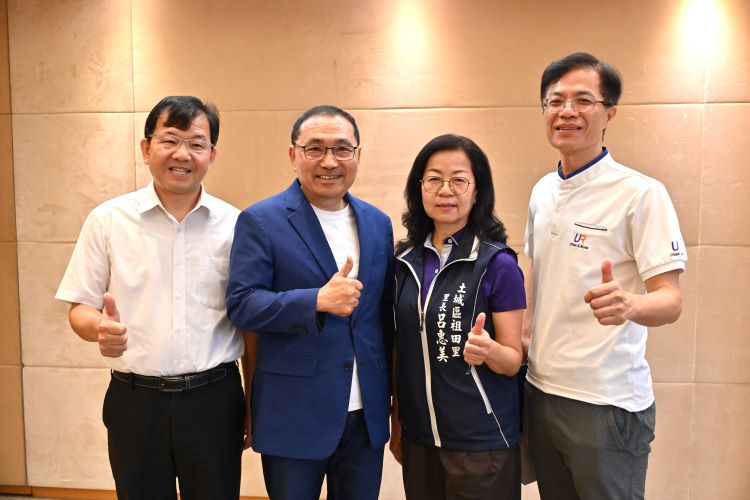 社宅與都更並進 新北八年淬鍊翻轉城市 5 《圖說》社區營造重要推手土城區祖田里長呂惠美里長與侯友宜市長、城鄉局長黃國峰〈右一〉及民政局長林耀長合影。〈城鄉局提供〉