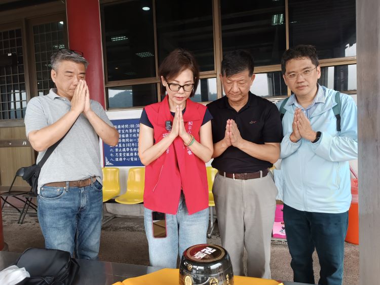 落葉終將歸根 92歲老榮民張爺爺魂歸故鄉路 2 《圖說》胡敏珍女士(左二)及新北市榮服處同仁(右二、右一)祝福單身榮民張爺爺返鄉落葉歸根。〈新北榮服處提供〉