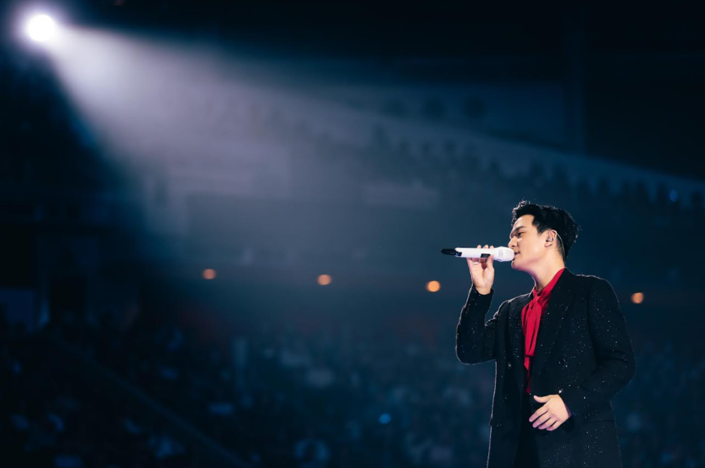 《Odyssey•Stars 旅程•星空》獅城炸裂開唱!周興哲四攻新加坡室內體育館 萬人小興星全場失控 16 %E8%9E%A2%E5%B9%95%E6%93%B7%E5%8F%96%E7%95%AB%E9%9D%A2 2026 04 16 205009 1024x681 1
