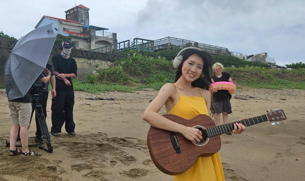 林希子21字神曲拍MV遇颱風!直接殺北海岸淺水灣 淋到全濕照拍超拚 8 %E8%9E%A2%E5%B9%95%E6%93%B7%E5%8F%96%E7%95%AB%E9%9D%A2 2026 04 16 205707 1024x608 1