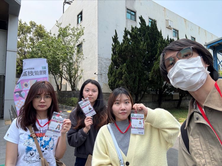 《圖說》龍華科大文創系學生於技能競賽現場合影，展現技職實力與設計能量。〈龍華科大提供〉