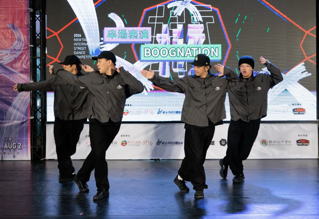 2026%E6%96%B0%E5%8C%97%E5%9C%8B%E9%9A%9B%E8%A1%97%E8%88%9E%E5%A4%A7%E8%B3%BD%E8%A8%98%E8%80%85%E6%9C%83%E7%94%B1%E4%B8%8A%E5%B1%86%E8%B3%BD%E4%BA%8B%E5%86%A0%E8%BB%8DPoppingKim%E6%89%80%E5%B1%AC%E7%9F%A5%E5%90%8D%E8%88%9E%E5%9C%98BOOGNATION%E5%B8%B6%E4%BE%86%E7%B2%BE%E9%87%87%E6%BC%94%E5%87%BA 1024x703 1