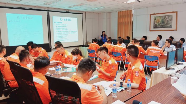 《圖說》海巡署北分署第二岸巡隊志願役官兵認真聆聽榮服處就學就業職訓服務說明。〈基隆榮服處提供〉