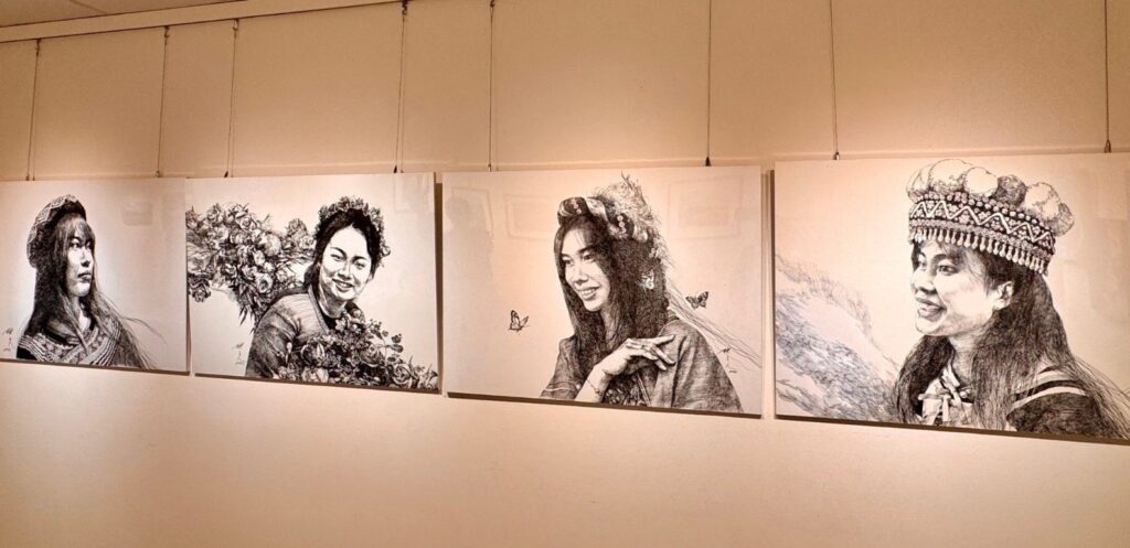 %E9%99%B3%E7%AB%8B%E4%BA%BA%E4%BB%A5%E9%8B%BC%E7%AD%86%E7%95%AB%E9%80%9F%E5%AF%AB%E9%98%BF%E9%87%8C%E5%B1%B1%E7%9A%84%E5%A7%91%E5%A8%98%E8%91%89%E5%BF%97%E9%9B%B2%E6%94%9D 1024x497 1