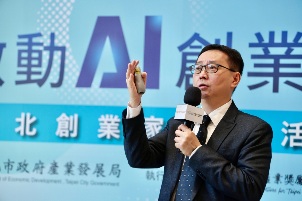 02%E5%8F%B0%E6%99%BA%E9%9B%B2%E5%91%A8%E7%A7%89%E8%BC%9D%E5%9F%B7%E8%A1%8C%E9%95%B7%E5%88%86%E4%BA%ABAI%E7%AE%97%E5%8A%9B%E5%A6%82%E4%BD%95%E5%8A%A0%E9%80%9F%E4%BC%81%E6%A5%AD%E6%8A%80%E8%A1%93%E5%89%B5%E6%96%B0%E8%88%87%E5%AF%A6%E8%B8%90